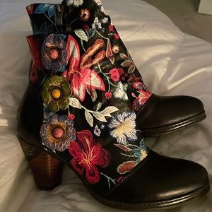 Beautiful handmade booty with gorgeous flowers. Very unique.